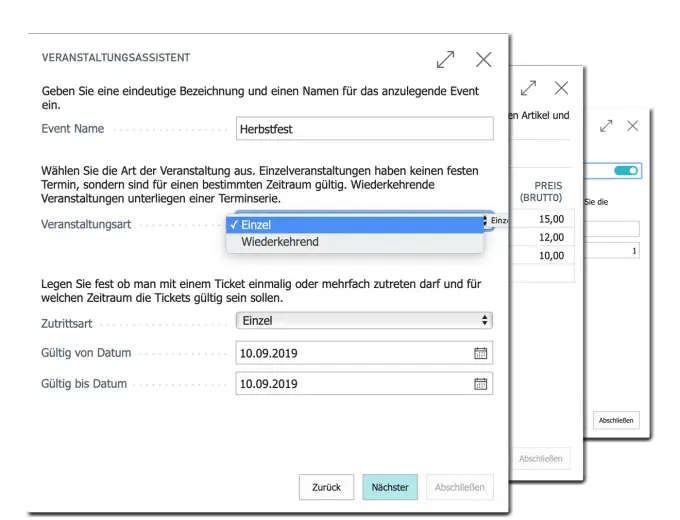 Ein deutsches Eventmanagement-Formular ist auf einem Computer in einem Freizeitpark geöffnet. Der Veranstaltungsname Herbstfest wird eingegeben, mit den Optionen Einzel (einmalig) oder Wiederkehrend (wiederkehrend) in einem Dropdown-Menü. Die Kalenderdaten sind ebenfalls sichtbar.