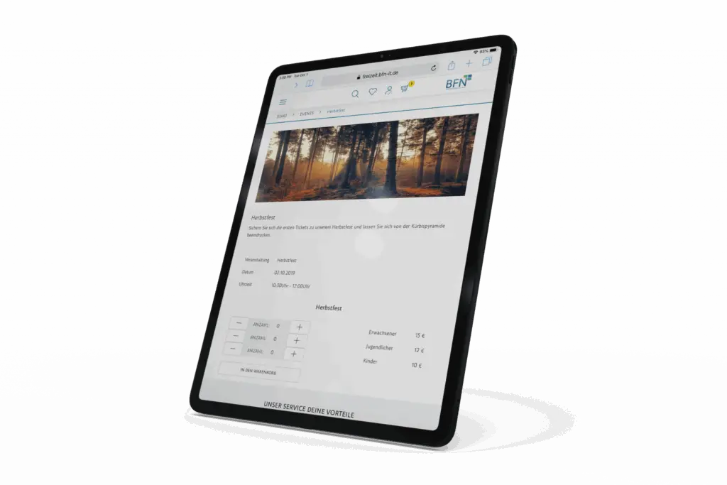 Ein Tablet zeigt eine Webseite für das Eventmanagement in einem Freizeitpark an. Es zeigt ein Bild eines sonnenbeschienenen Waldes und darunter Veranstaltungsdetails, einschließlich Text, Datum, Uhrzeiten und eine Preisliste für verschiedene Altersgruppen. Das Tablet steht aufrecht auf einer weißen Fläche.