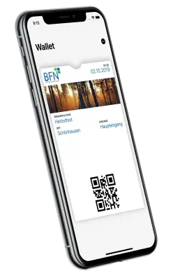 Ein Smartphone zeigt ein digitales Portemonnaie mit einer BFN-Karte, perfekt für das Eventmanagement in einem Freizeitpark, mit Datum, QR-Code und Waldbild auf dem Bildschirm.