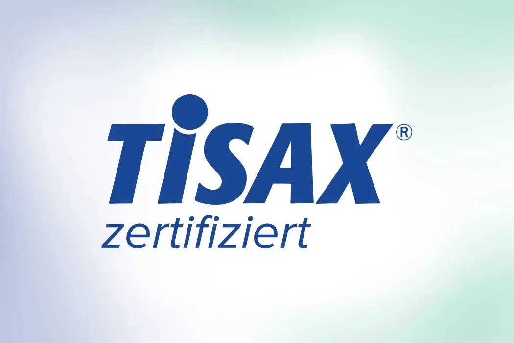 Das Bild zeigt das TISAX-Logo mit dem Wort zertifiziert darunter vor einem Hintergrund mit sanftem Farbverlauf in hellblauen und grünen Tönen.