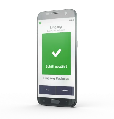 Auf dem Smartphone erscheint ein Bildschirm mit einem grünen Häkchen und dem deutschen Text Zutritt gewährt - ideal für Eventmanagement Sport, mit Chip- und QR-Code-Eingabeoptionen am unteren Rand.