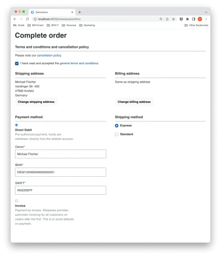 Auf der Kassenseite werden Versand- und Rechnungsadresse, Zahlungsoptionen wie SEPA-Lastschrift über die Shopware-App (Lastschrift und Rechnung) und Versandarten (Express oder Standard) angezeigt. Zu den Formularfeldern gehören Eigentümer, IBAN und SWIFT für Lastschriftzahlungen.